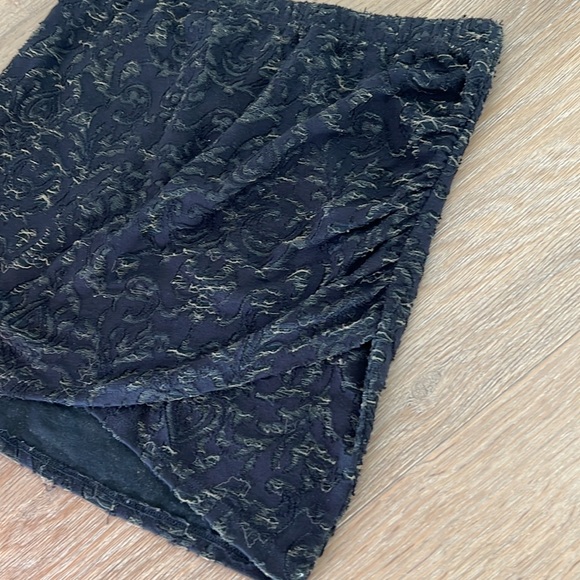 Soft by Joie mini skirt, size small - Picture 8 of 8